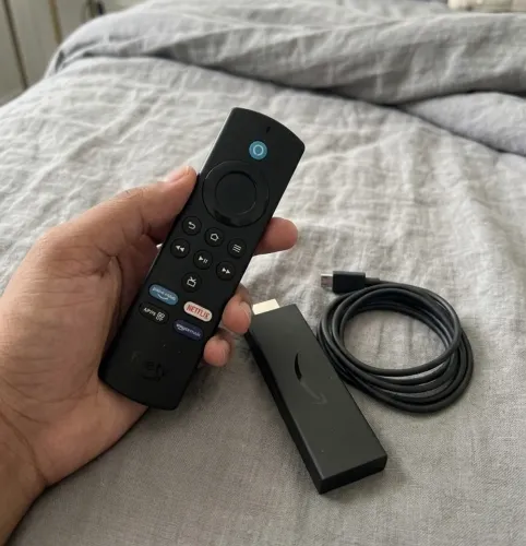 Fire TV Stick Amazon (Completo com Controle e Cabo)