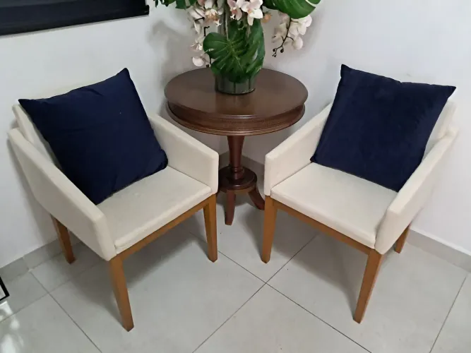 Par de Poltronas em Tecido bege e estruturada com madeira nobre.
