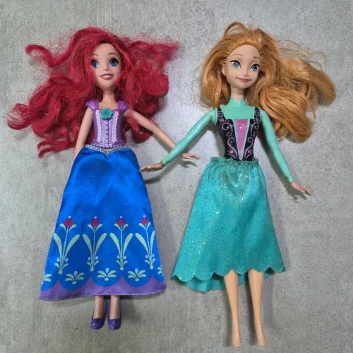 BARBIE ANTIGA LOTE 2 PRINCESAS DISNEY ARIEL E ELZA FROZEN A ELZA TEM corte pequeno cabelo