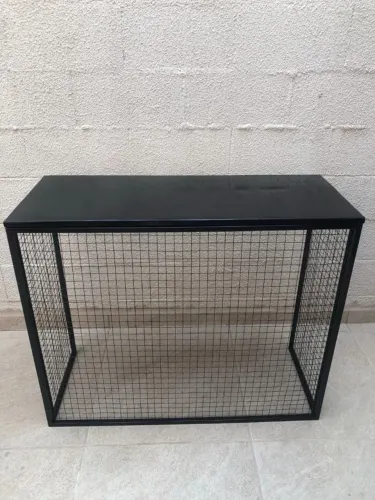 Mesa telada tampa de chapa na cor preta dobrável nas laterais, tampo removível.