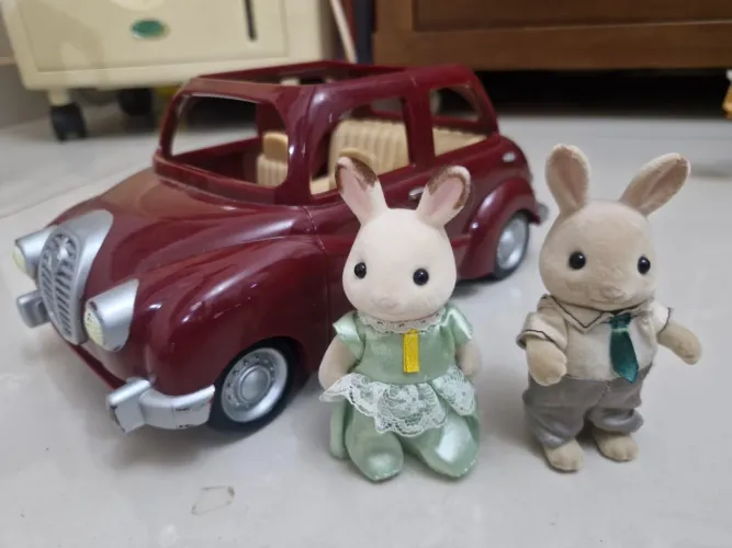 Carro  sedan da sylvanian familes -acompanha os bonecos 