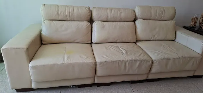Lindo sofá em coro legítimo, retratil