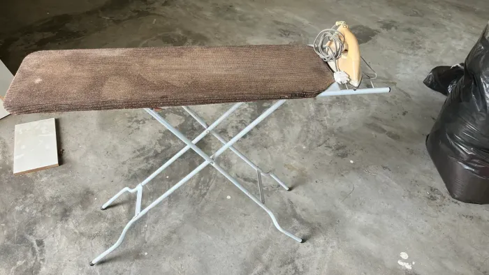 Tábua passar roupa, mais ferro
