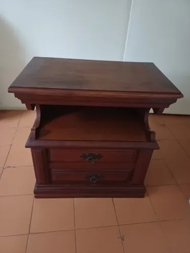 Criado-Mudo em Madeira Maciça - Clássico e Elegante