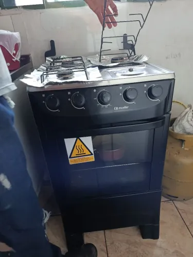 Vendo um furgão 4 bocas semi novo