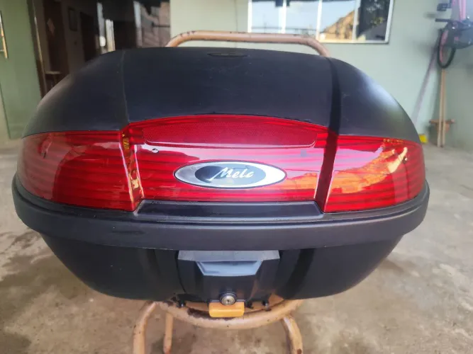 Vende-se baú para Moto.