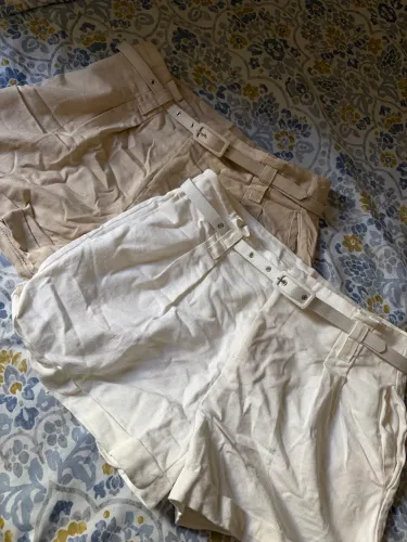 Vende-se dois shorts por $95 (peças novas)