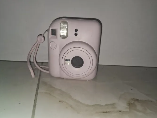 Câmera Instax Mini 12 da cor rosa. Pouco usada