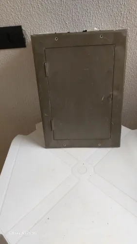 Uma quadro de luz metálico med 047altx034 larg X 010 de profundidade com 17 djuntores250,0