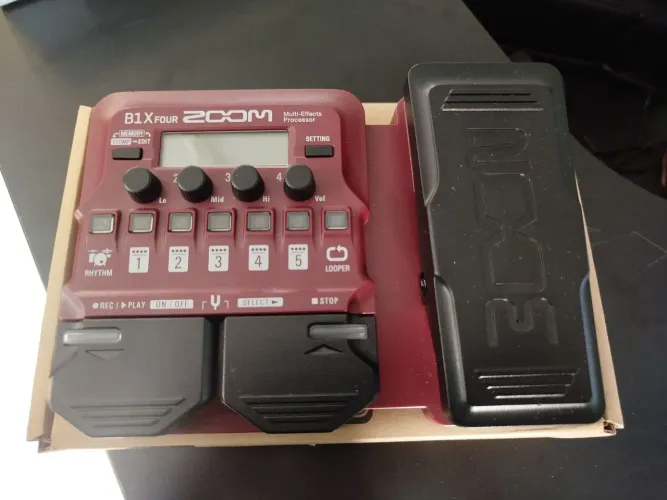 Pedaleira Zoom B1X Four