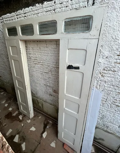 VENDE-SE PORTA E JANELA COM CAIXILHOS (EXCELENTE ESTADO DE CONSERVAÇÃO)