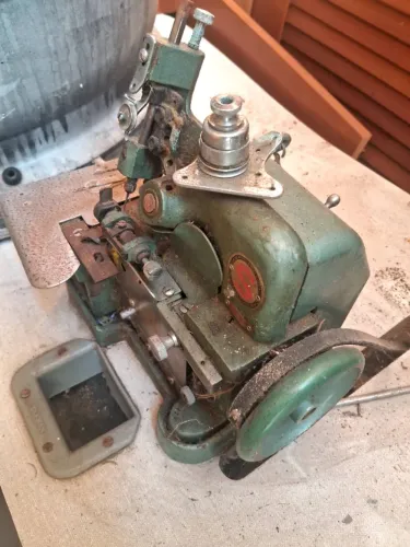 Máquina de costura overlok com base e pedal