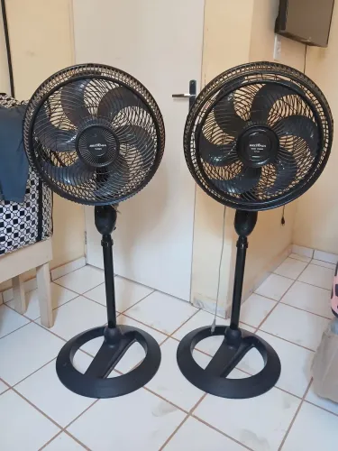 2 Ventiladores, um funcionando normal e o outro para conserto 