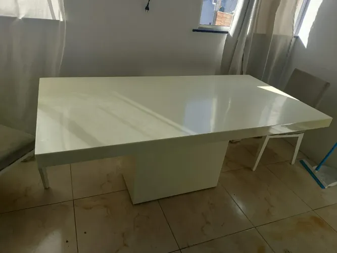 Mesa de jantar com quatro cadeiras, as cadeiras precisam fazer lavagem a seco