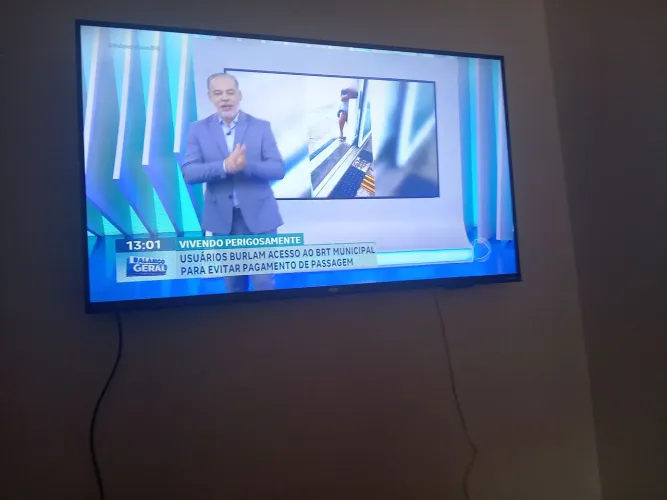 Vendo televisão seminova