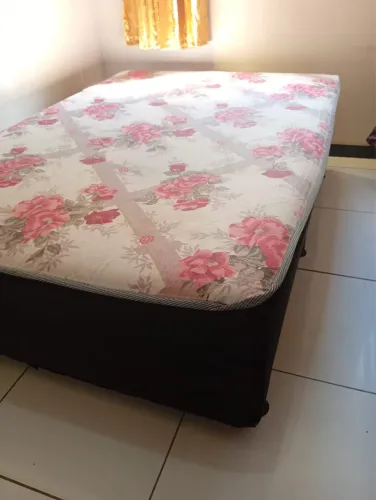 Cama de casal acoplada com colchão.