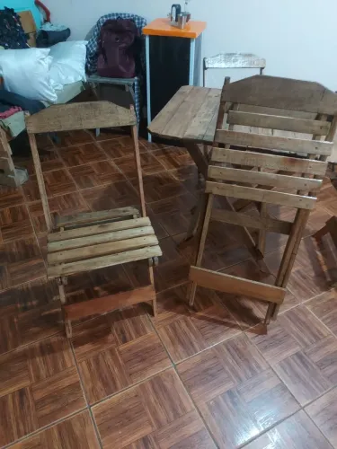 Jogo de mesa com 4 cadeiras de pallet