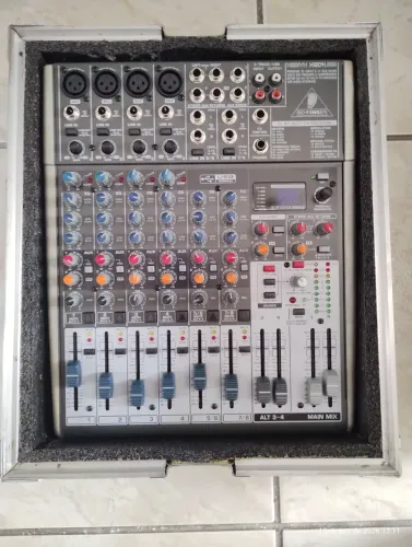 Console Behringer 1204 USB Xenyx de mistura, com case. 