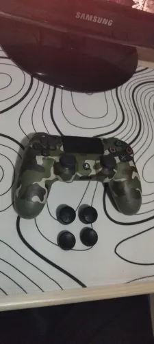 Controle PS4 Original Camuflado (V2) + 2 Pares KontrolFreek