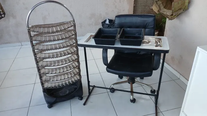 Mesa de manicure e expositor de esmalte