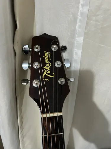 Violão takamine