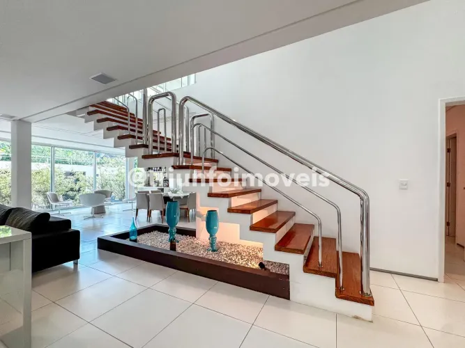 Casa duplex em condomínio no Tabajaras com 4 suítes