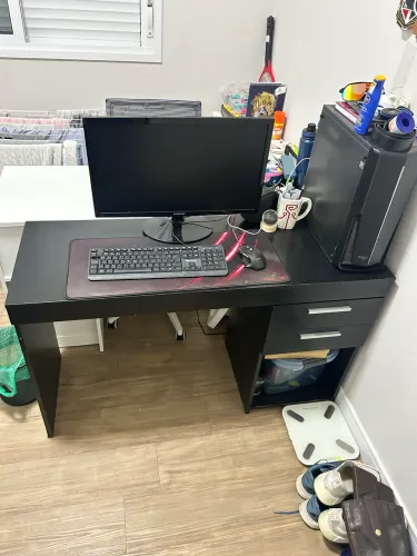 Mesa de computador e escrivaninha para escritório.