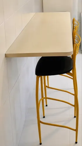 Mesa com bancos altos !