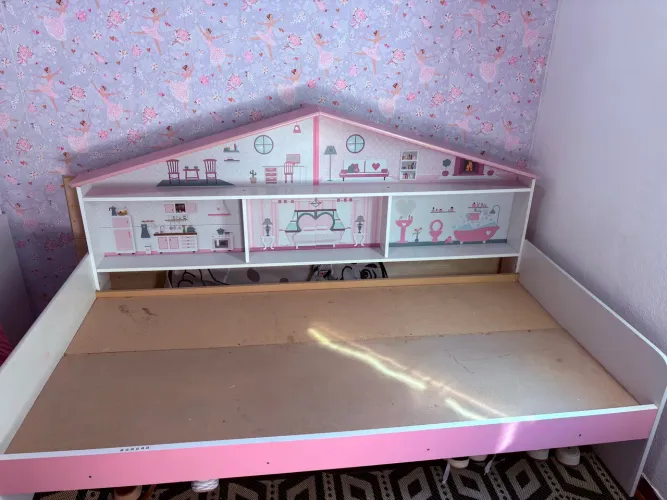 Cama infantil casinha com cabeceira de brinquedoteca - rosa e branca