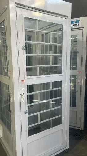 Porta Ferro com Grade Palito, Tijolinho ou Quadradinho - Preta ou Branca