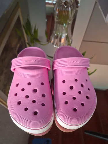Sandália Crocs rosa infantil original