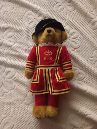 Urso com roupa da guarda real