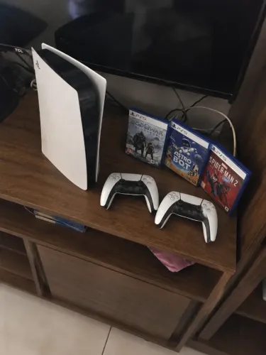 PS5 com 2 controles 3 jogos