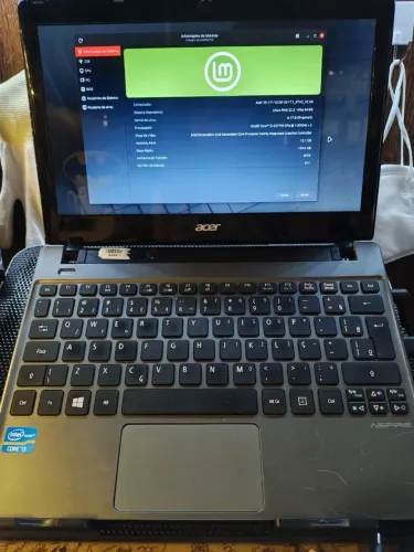 Notebook 13" Acer i3 segunda geração, 12gb de ram, 120gb de HD, vai com Linux Mint