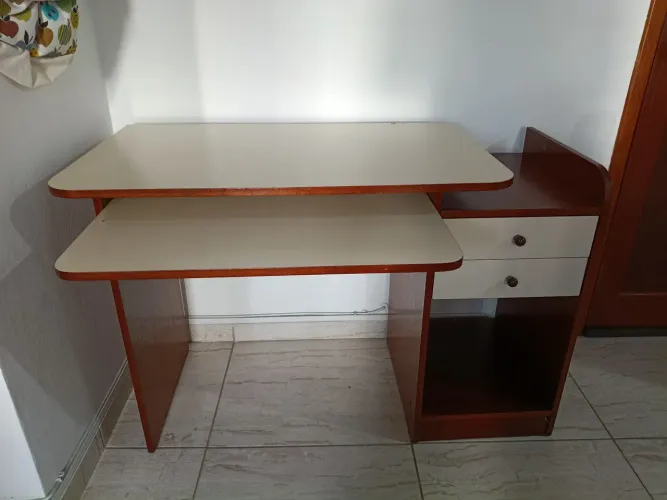 Escrivaninha em bom estado. Retirar no local, não faço entrega