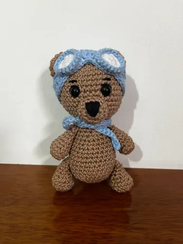 PRONTA ENTREGA Mini Urso Aviador Azul em Crochê Amigurumi Ursinho Pelúcia Enfeite