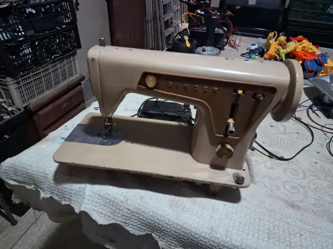 Maquina de costura singer . funcionando 