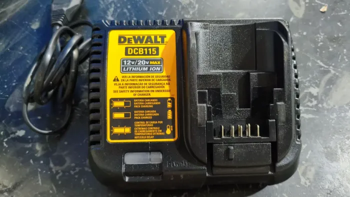 Carregador Dewalt DCB115 220V