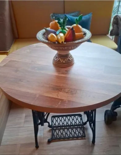 Mesa de jantar estilo industrial em MDF com pé de ferro.