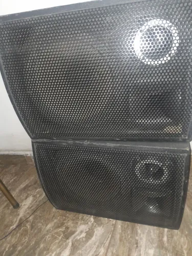 Conjunto de caixas de retorno passivas para igreja ou eventos