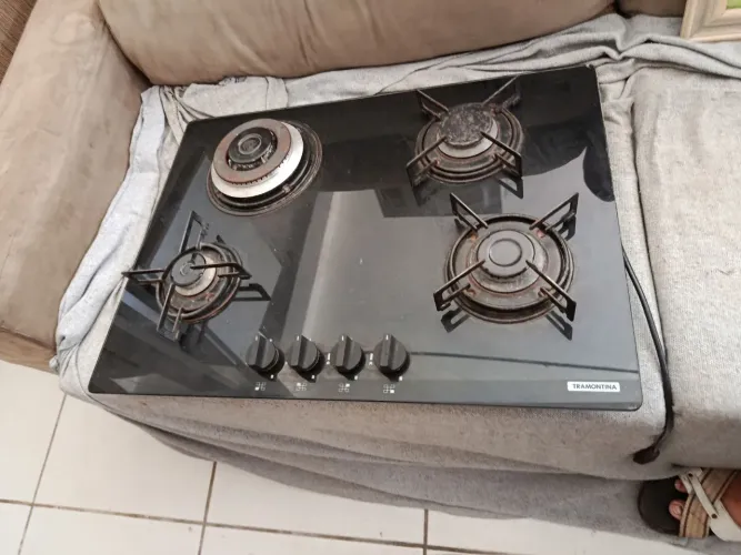 Fogão Cooktop 4 bocas mais está faltando uma grelha grande