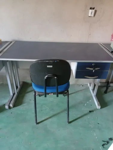 Vende-se 3 mesas de escritório com cadeira é gaveta com chave em bom estado