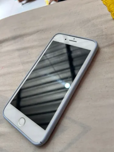 Vendo este iPhone 7 Plus, saúde 100%, 128GB, apenas com trinco fora isso tudo ok