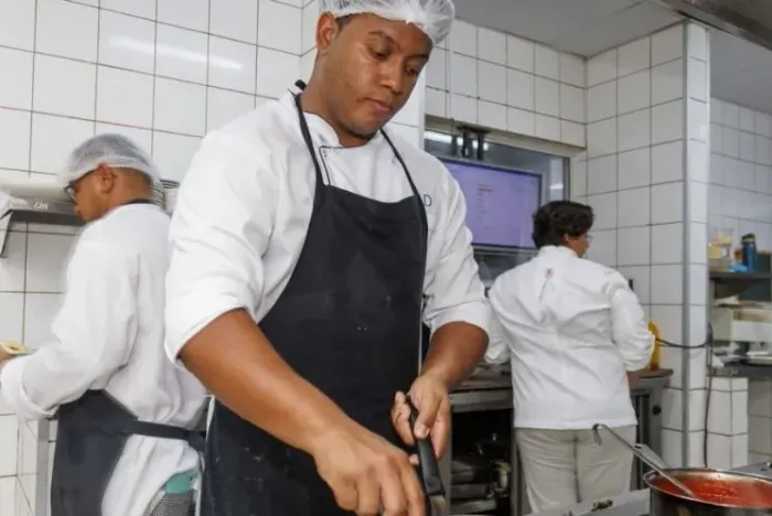 Vaga de emprego Cozinheiro ou aux