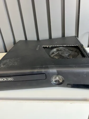 Xbox 360 slim, Desbloqueado AbadAvatar com Aurora.