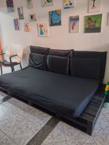 Sofá de paletes grande.
