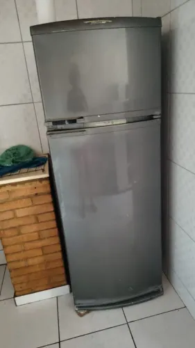 Vendo Geladeira Brastemp modelo BRM33CBANA<br>Série JM1118225