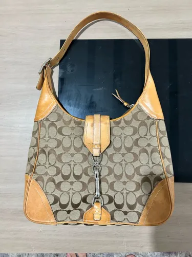 Bolsa coach hamptons hobo monograma couro caramelo