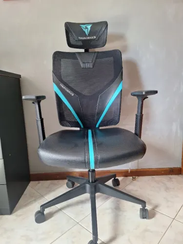 Cadeira Gamer Ergonômica ThunderX3 Yama1 (Preto / Cíano) - Usada
