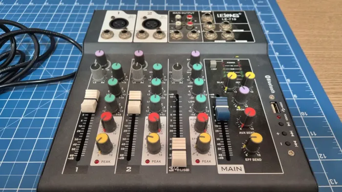 Mesa de som compacta Lelong LE 710